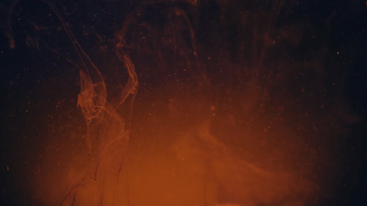 nube naranja de pintura bajo el agua, tinta azul inyectada desde el lado derecho, fondo negro, cámara lenta