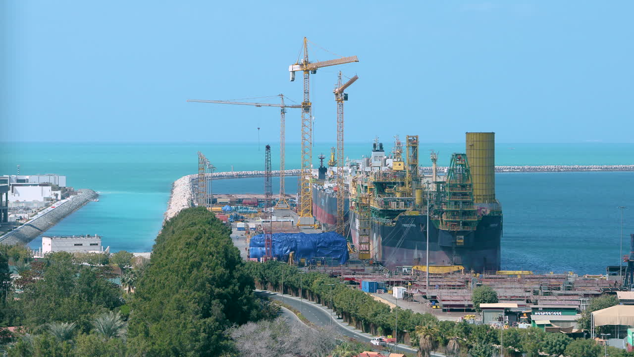 un puerto es una instalación marítima que comprende uno o más muelles o áreas de carga