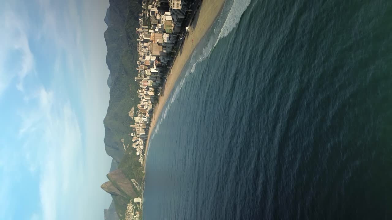 Vista aerea della spiaggia di Ipanema e del paesaggio urbano di Rio de Janeiro