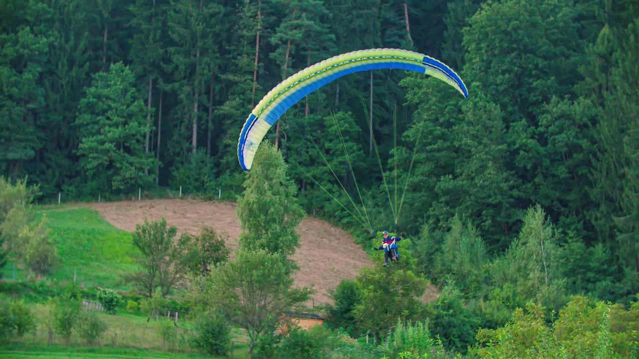 paragliderpilot mesterlig smidig tilnærming grønt felt landing. Ekstremsport