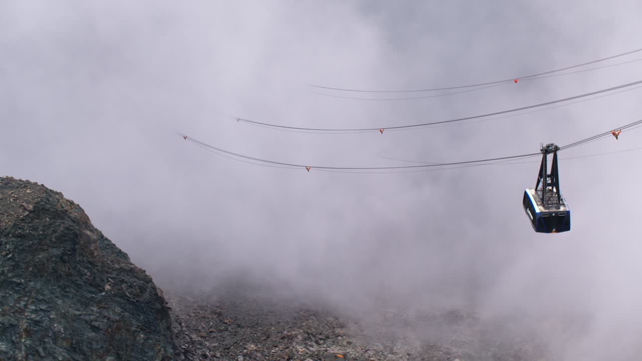 Téléphérique au-dessus des Alpes brumeuses à Cervinia, en Italie, évoquant l’aventure