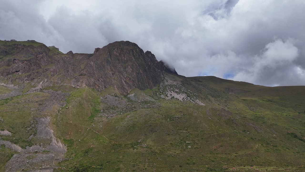 vista aérea de drones de la ciudad inca de ollantaytambo en las montañas de perú y las ruinas incas