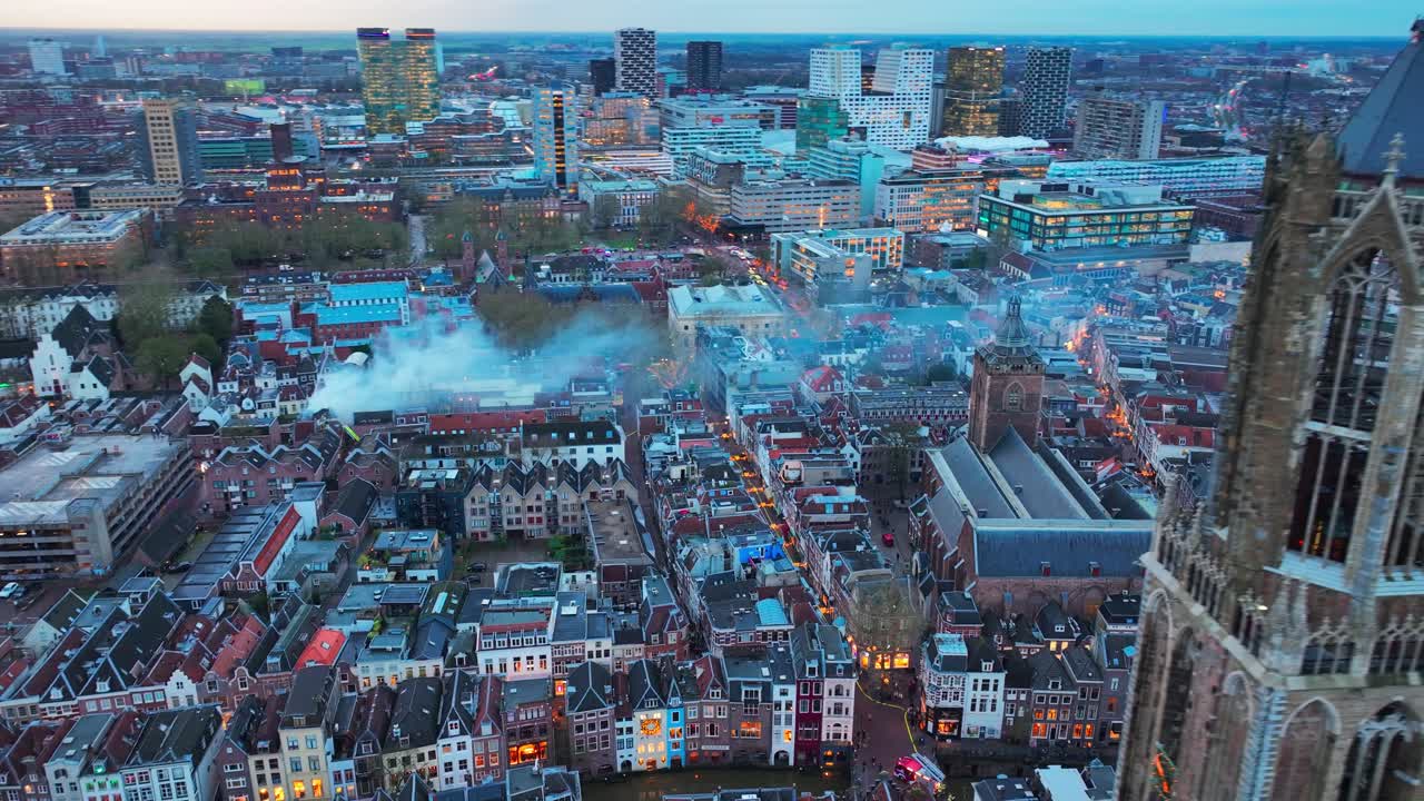 Brand und Gasexplosion in Utrecht, rauchendes Stadtzentrum, Niederlande, Feuerwehrmann löscht Feuer von einem Feuerwehrkran aus, Luftaufnahme des historischen Zentrums