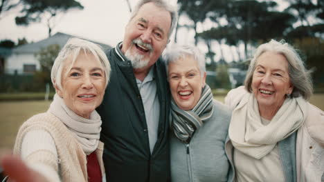 Amigos-Mayores,-Selfie-Grupal-Y-Parque-Con-Sonrisa