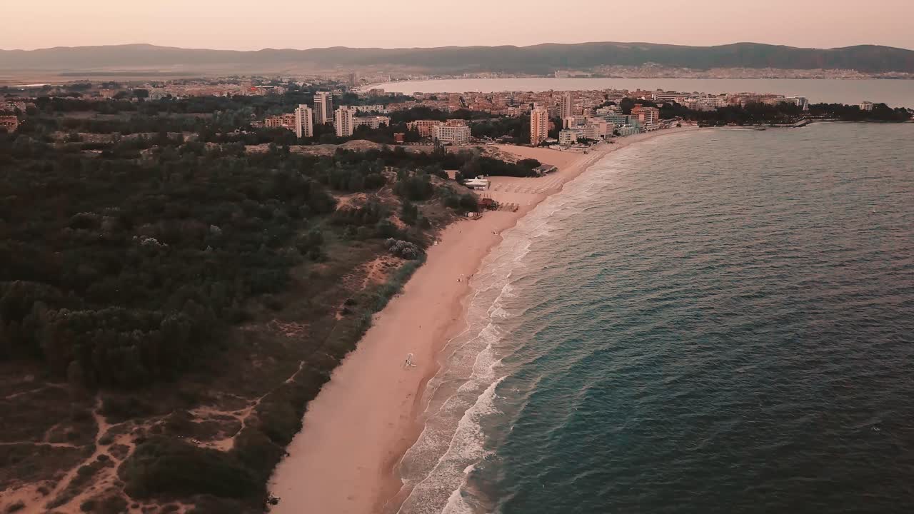 playa en el mar negro - bulgaria desde la cima al atardecer