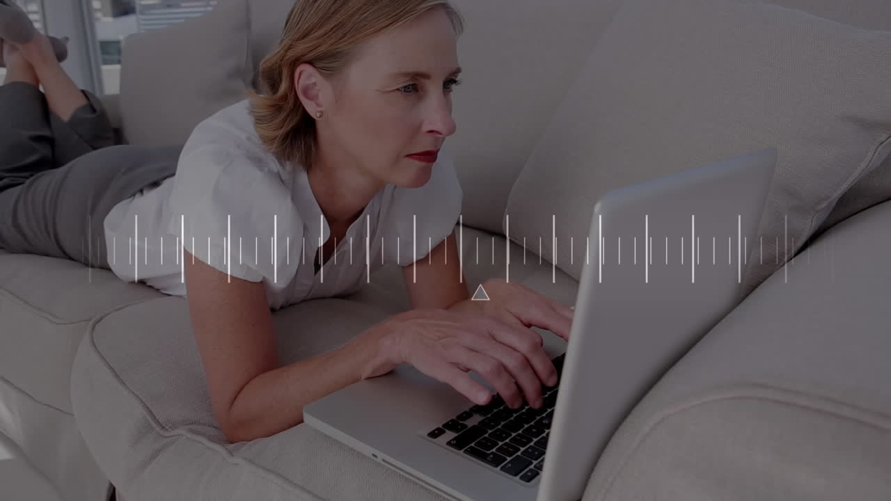 노트북을 사용하는 백인 여성에 대한 데이터 처리 애니메이션