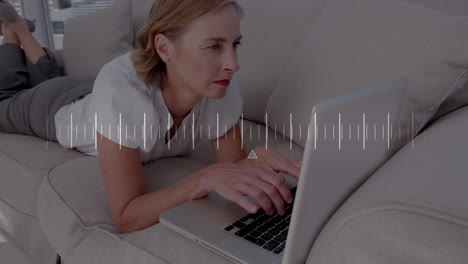 animación del procesamiento de datos sobre una mujer caucásica usando una computadora portátil