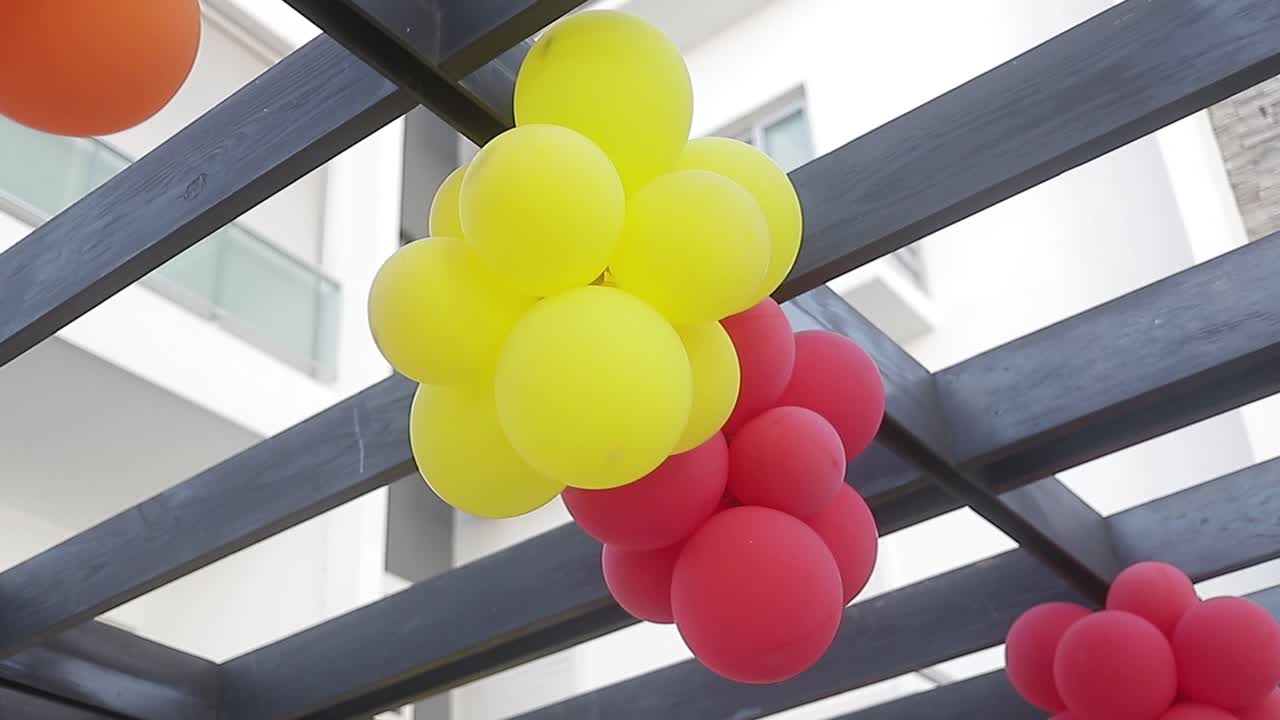 república dominicana - enero de 2022 - grupo de globos coloridos colgados en un tramo de madera en celebración de cumpleaños, cumpleaños en casa familiar