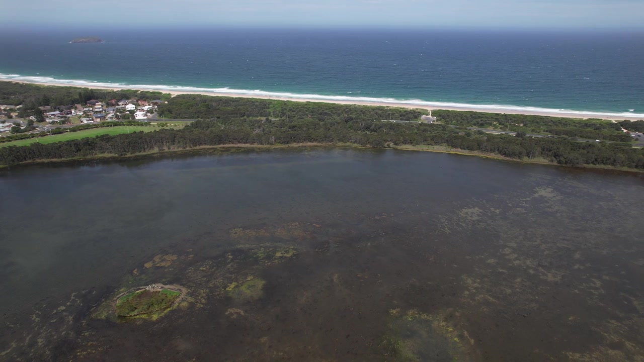 Vista aerea del lago Budgewoi e della strada costiera nella regione della Central Coast del NSW, Australia