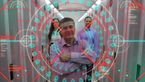 animación de escáner de seguridad procesando datos sobre colegas de negocios sonrientes en la sala de servidores