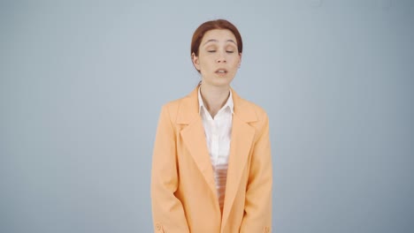 사업가 여성이 카메라에 "아니요"라고 말합니다.