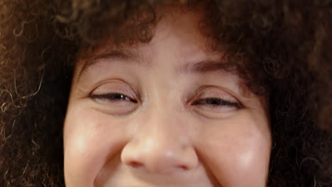 retrato de una mujer de negocios biracial sonriente en la oficina, en cámara lenta con espacio para copiar