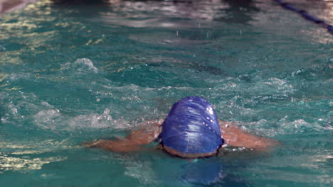 Hombre-En-Forma-Nadando-En-La-Piscina