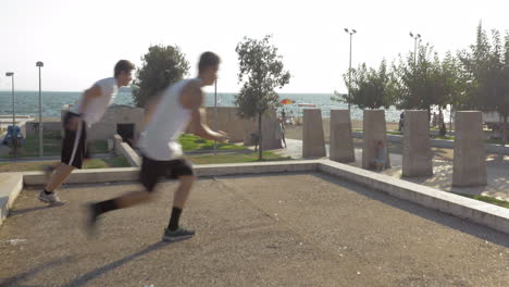 dos jóvenes atletas de parkour mostrando sus habilidades