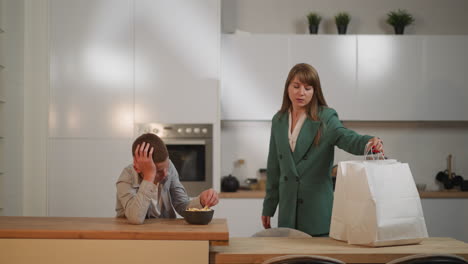 la madre entra en la cocina y el escolar se alegra de ver a la madre