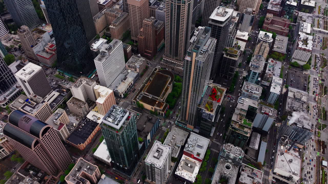 Dronebillede i fugleperspektiv af Seattle centrum, Washington, der viser skyskrabere, bygader og byens moderne skyline ovenfra. Ideel til rejser, bybilleder og stockoptagelser af bymiljøer.