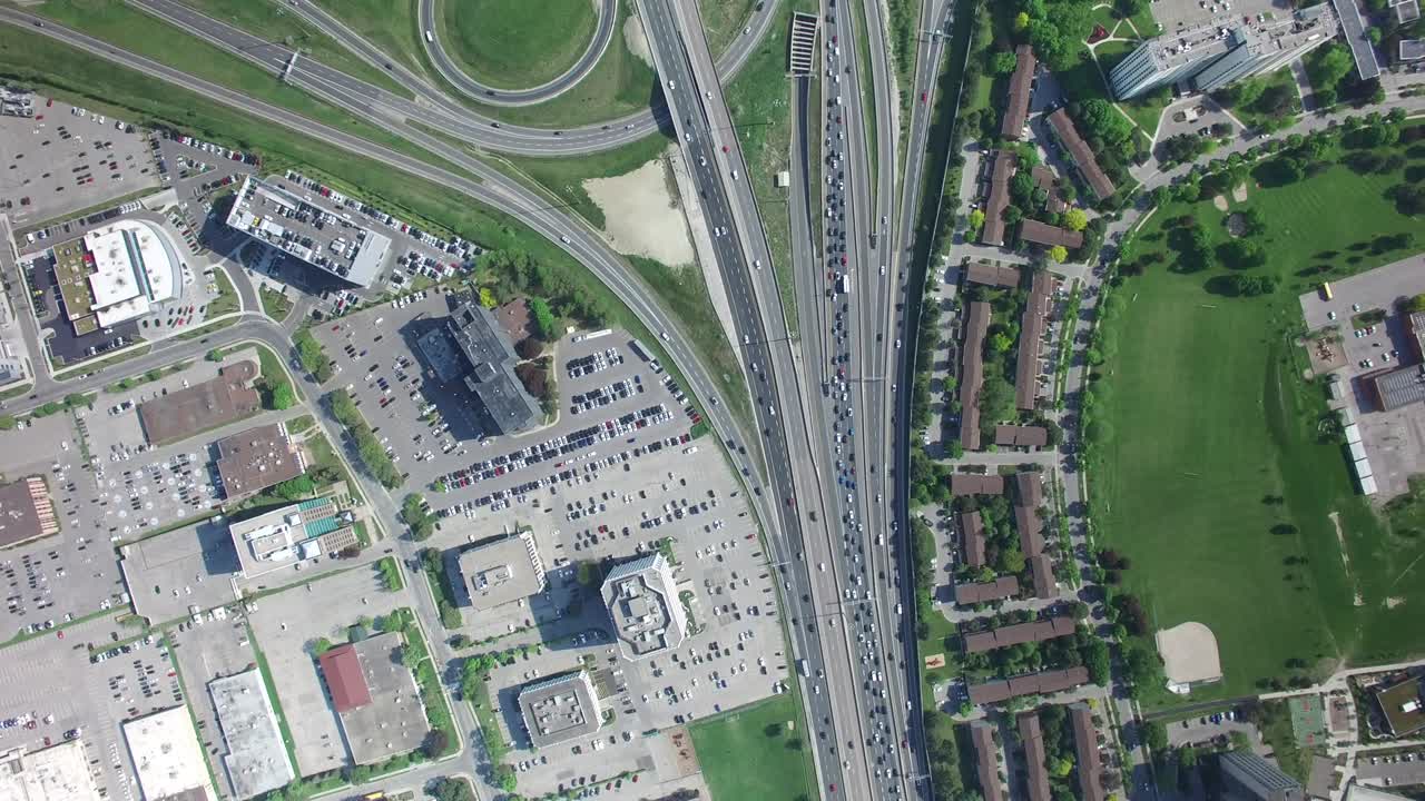 토론토-캐나다 고속도로의 드론 풍경