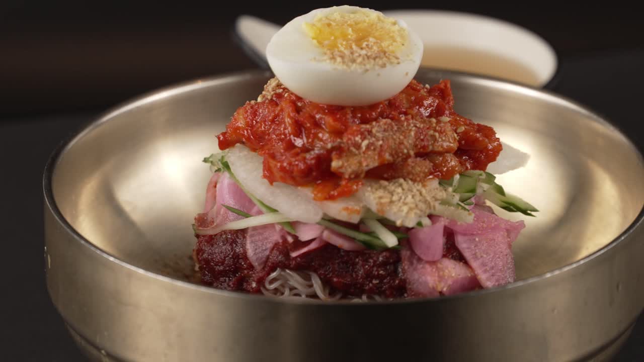 Chilled chewy noodles with savory pollock and a zesty kick. 차갑게 즐기는 쫄깃한 면, 고소한 명태와 새콤한 양념 조화.