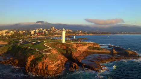 Puerto-Y-Faro-De-Wollongong-Durante-El-Día-En-Nueva-Gales-Del-Sur,-Australia---Toma-Aérea