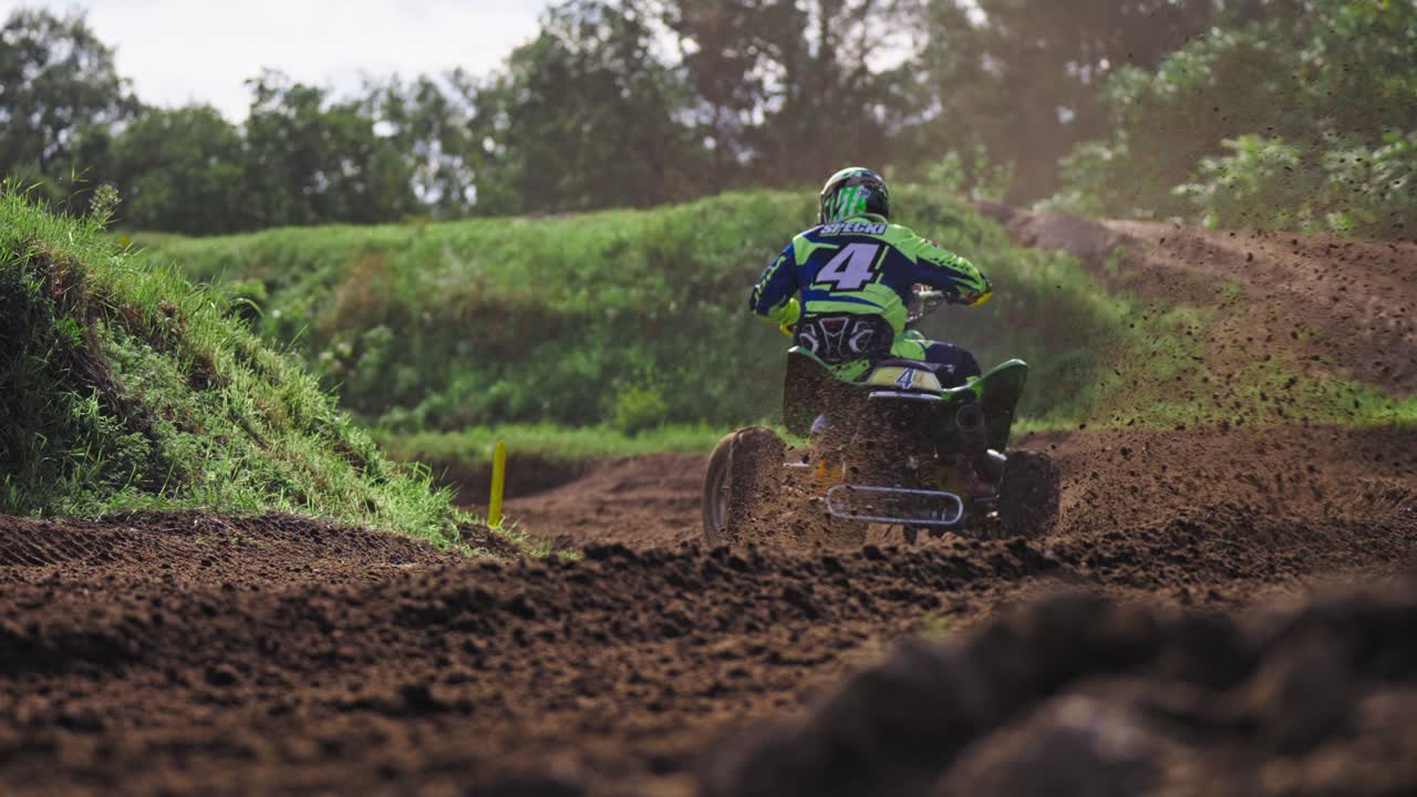 쿼드 바이크를 탄 시네마틱 토너먼트 레이서