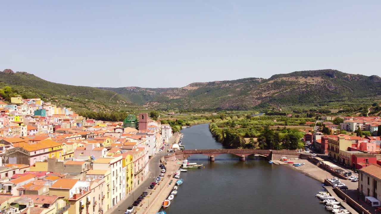 Vista aerea introduttiva del fiume Temo e del paesaggio urbano colorato di Bosa, con avvicinamento