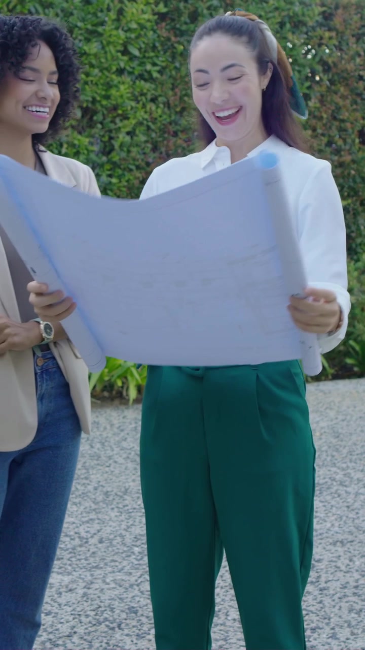 Video verticale: Donna con top bianco che legge, controllando i piani in cantiere, collega che si unisce dal telefono, che se ne va