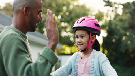 Padre-Ayudando-A-Su-Hijo-Con-Un-Casco-De-Bicicleta