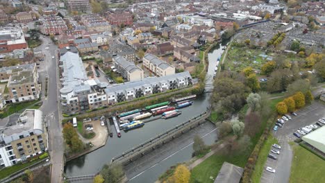 apartamentos junto al río hertford on river lee hertfordshire reino unido ciudad vista aérea drone