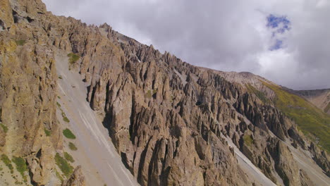 Estructura-De-Montaña-De-Piedra,-Acantilados-En-El-Circuito-De-Annapurna-Nepal,-Disparos-De-Drones-Bajo-Nubes-De-Clima-Soleado-Senderos-Turísticos-4k