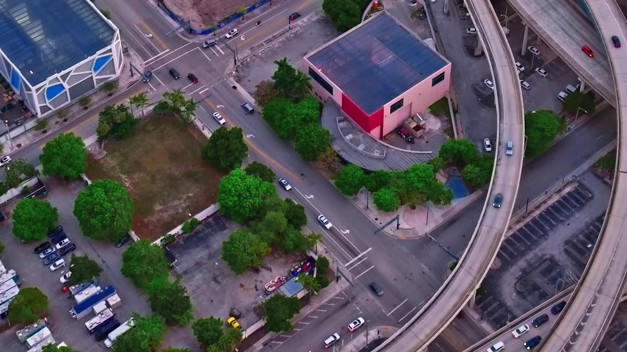 Vista aérea de las autopistas de Miami y coches aparcados bajo un cielo despejado