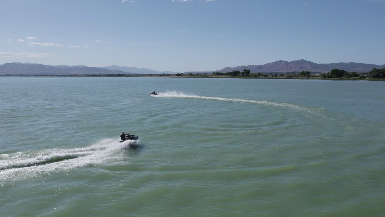 Dwie osoby bawiące się podczas jazdy na skuterach wodnych Sea Doo na jeziorze Utah, ujęcie z lotu ptaka