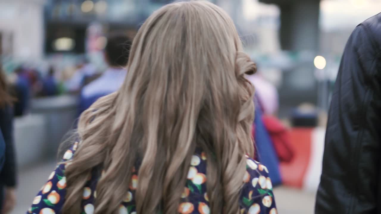 도시에서 고 있는 남자