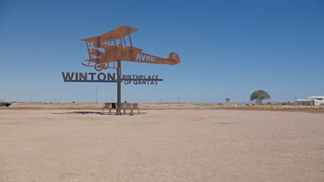 plano general de un cartel de qantas en winton, outback queensland, australia