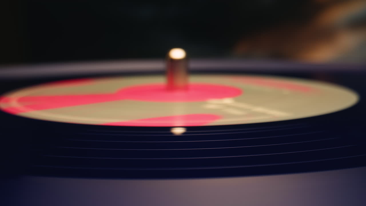 Primo piano di un disco in vinile che gira su un giradischi