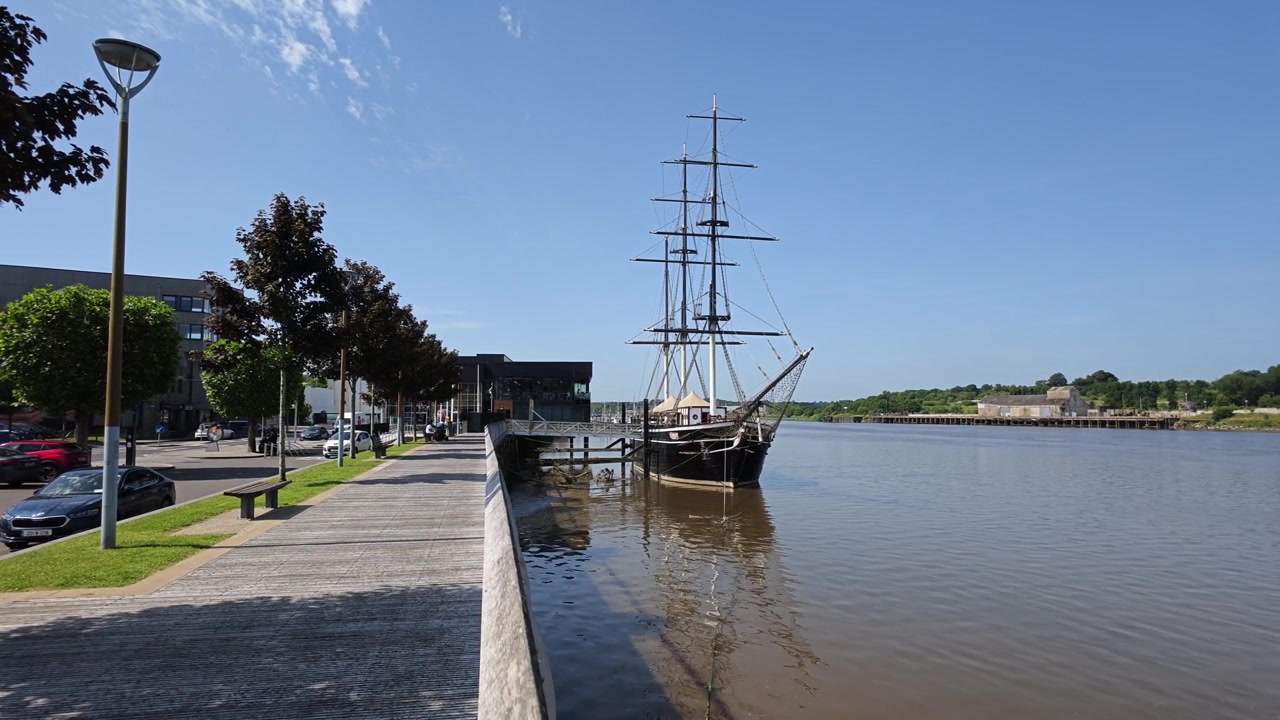 Filmato dal lungomare della nave della carestia Dunbrody a New Ross, Contea di Wexford, Irlanda. Storica nave replica che simboleggia l'esperienza degli emigranti irlandesi durante la carestia