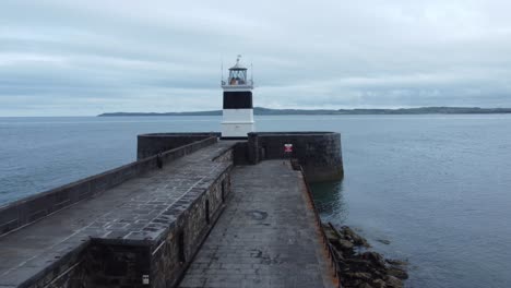 holyhead rompeolas faro más largo hormigón costero mar protección histórica antena vista de ángulo bajo adelante a través de jetty