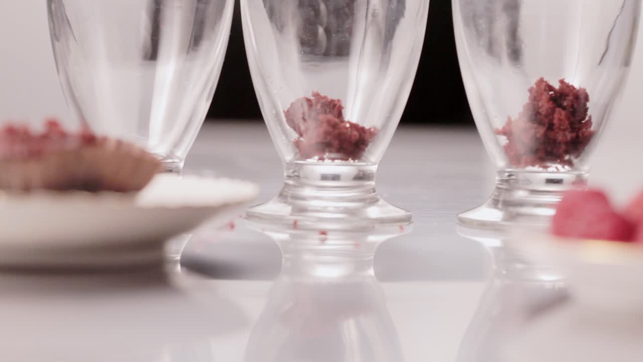 현지 레스토랑 세부 클로즈업 샷에서 유리 컵에 맛있는 맛있는 초콜릿 전통 사막을 준비하는 요리