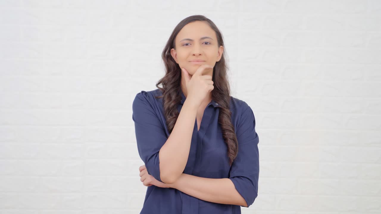 y confundida chica india pensando feliz