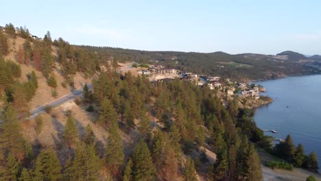 Motorradfahrt-Durch-Kurvige-Bergstraße-Mit-Blick-Auf-Den-Okanagan-See-|-Lakecountry,-Inneres-Von-British-Columbia,-Kanada-|-Okanagan-Landschaftspanoramablick-|-Aussichtspunkt-Boxenstopp-|-Road-Trip-Sonnenuntergang