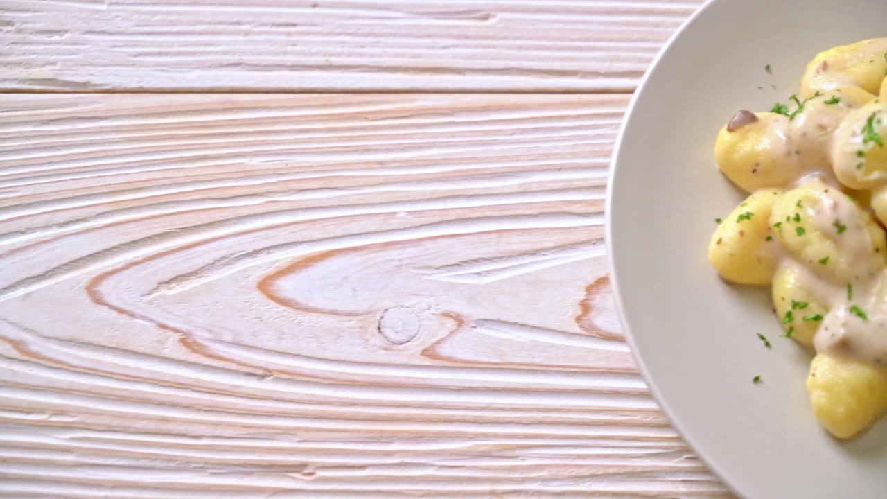 ньокки с грибным сливочным соусом и сыром - итальянская кухня