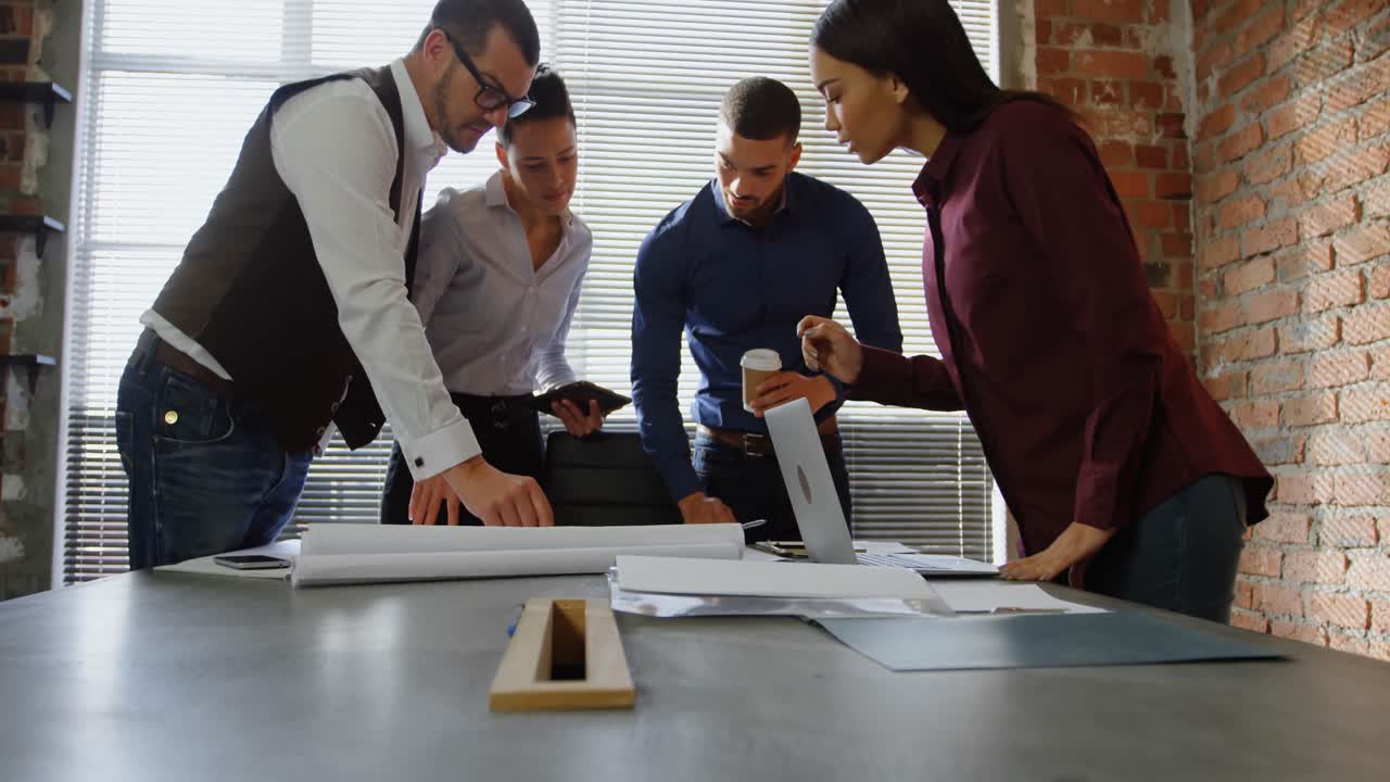 ejecutivos discutiendo sobre el proyecto en la sala de conferencias 4k