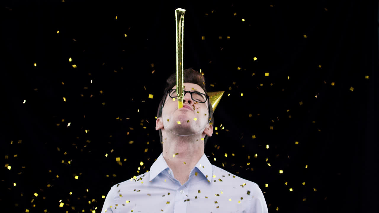 파티 모자를 입은 괴짜 남자 콘페티 샤워 슬로우 모션 파티 사진 부스