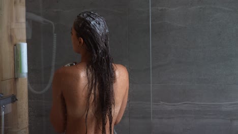 mujer tomando una ducha.