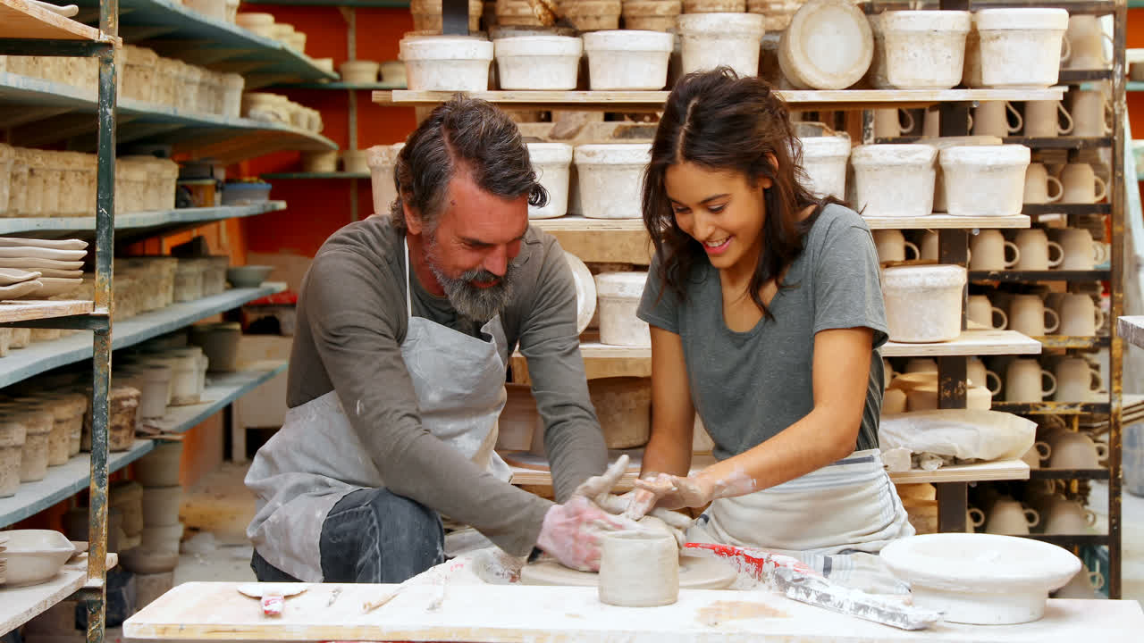 hombre alfarero ayudando a mujer alfarero 4k
