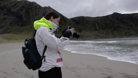 Fotografin,-Die-An-Bewölkten-Tagen-Bilder-Von-Wunderschönen-Bergen-Und-Dem-Meer-Macht