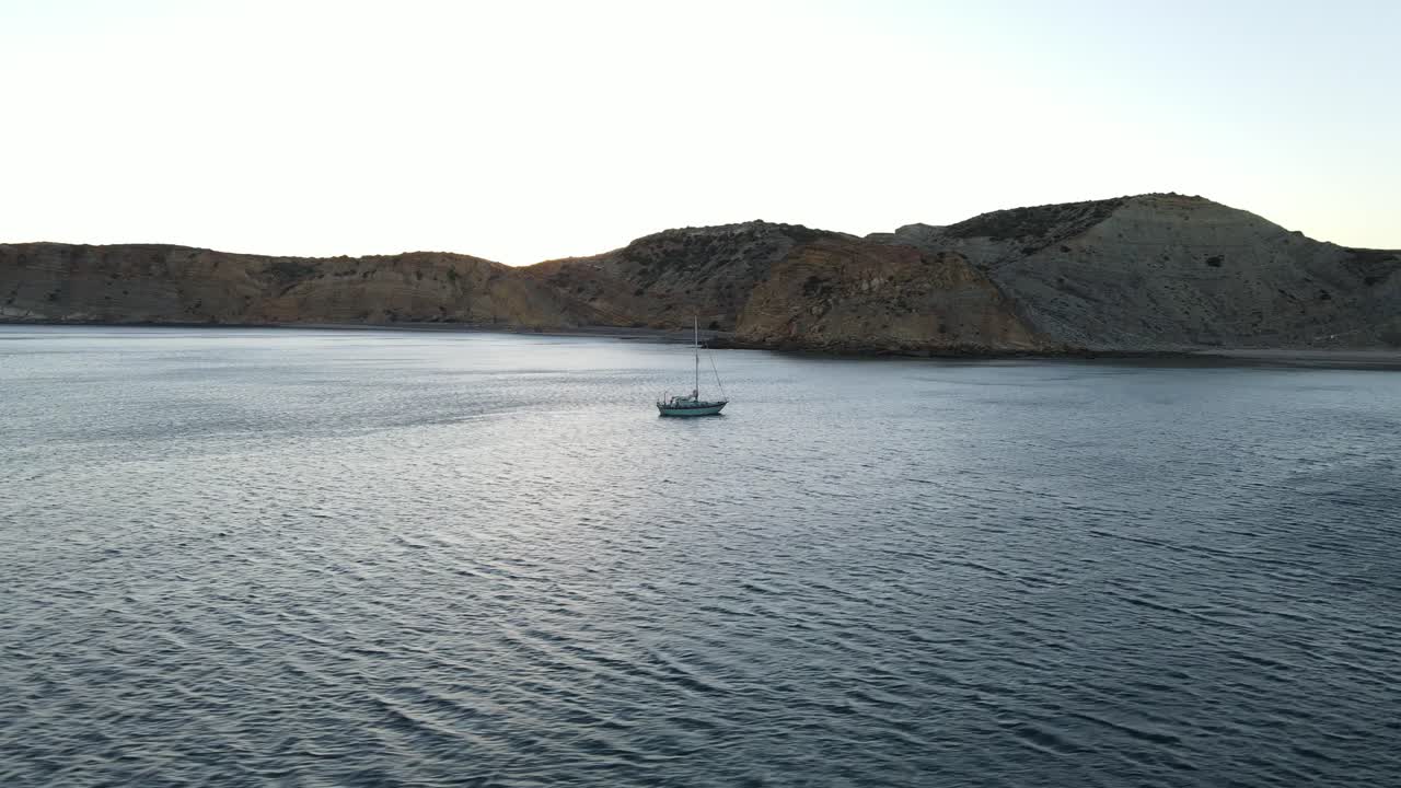 대서양 한가운데 있는 보트의 항공 영상