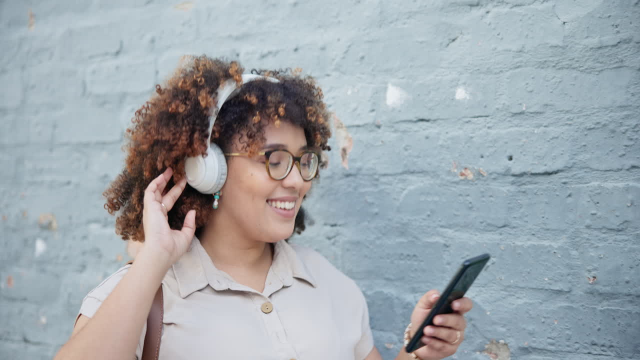 auriculares, teléfono o mujer feliz en la ciudad bailando