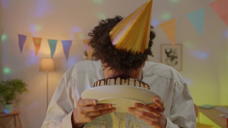 Homme célébrant son anniversaire avec un gâteau