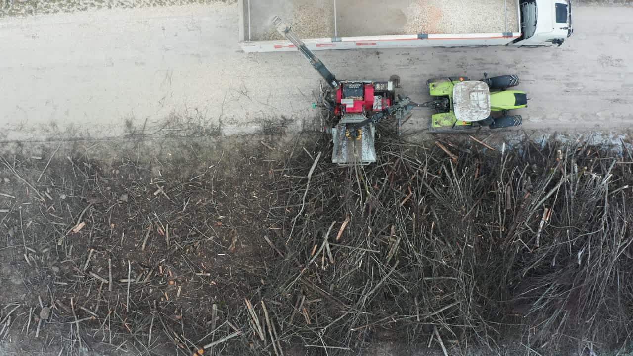 vista aérea de la grúa hidráulica puso rama de árbol en la unidad de trituradora de madera