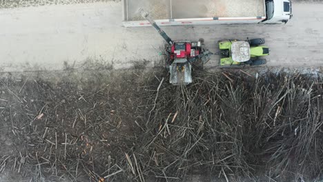 vista aérea de la grúa hidráulica puso rama de árbol en la unidad de trituradora de madera